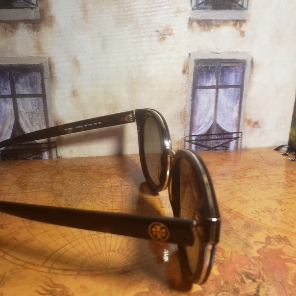 Tory Burch sunglasses with tory Burch case main image 8